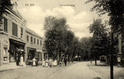 8089 Gezicht in de Dorpsstraat te De Bilt uit het westen. N.B. In 1965 is de straatnaam van dit gedeelte van de ...